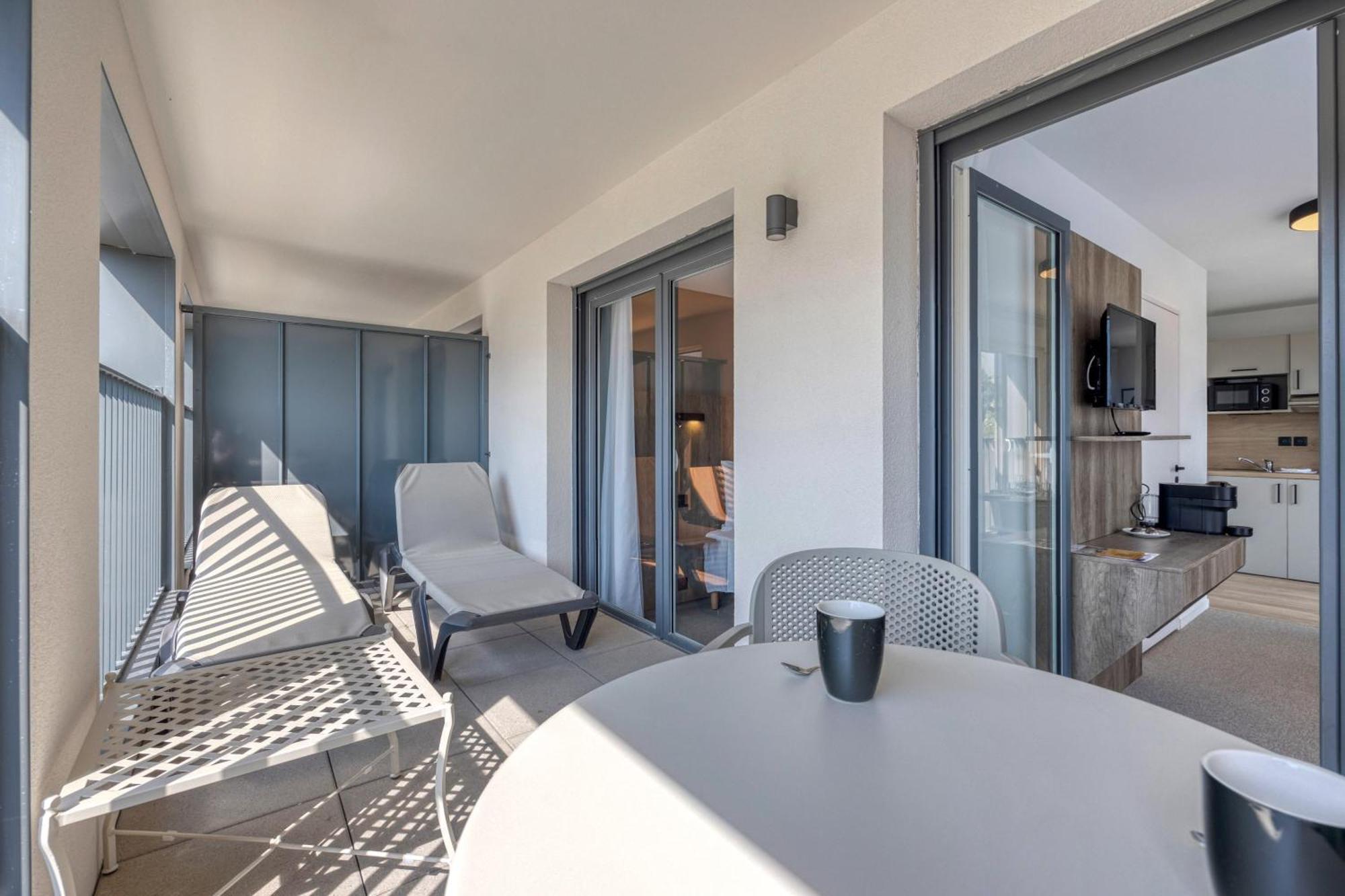 One-Bedroom Apartment Lake View